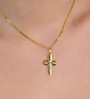 Złota zawieszka krzyżyk z wizerunkiem z dodatkiem białego złota ZA 6352, próba 333. Złota zawieszka w kształcie krzyżyka z wizerunkiem Jezusa. Wykonana z złotego złota z dodatkiem białego złota w wizerunku Jezusa. Idealny (1).JPG